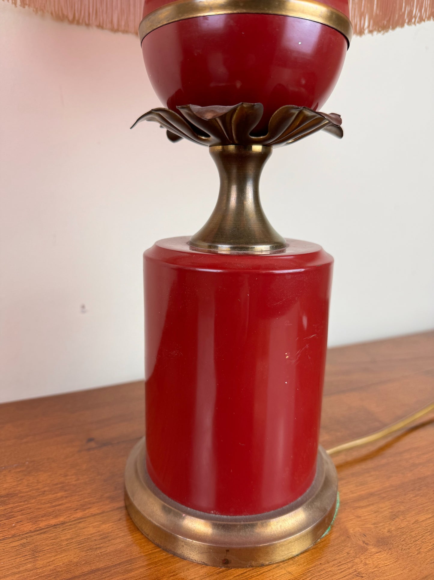 lampe de bureau style Art Déco avec une sphère rouge bordeaux au centre