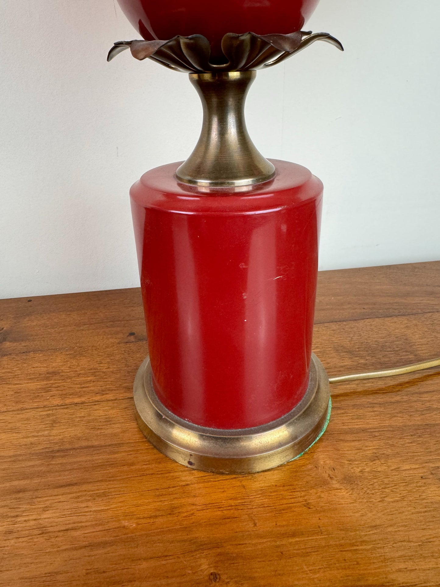 lampe de bureau style Art Déco avec une sphère rouge bordeaux au centre