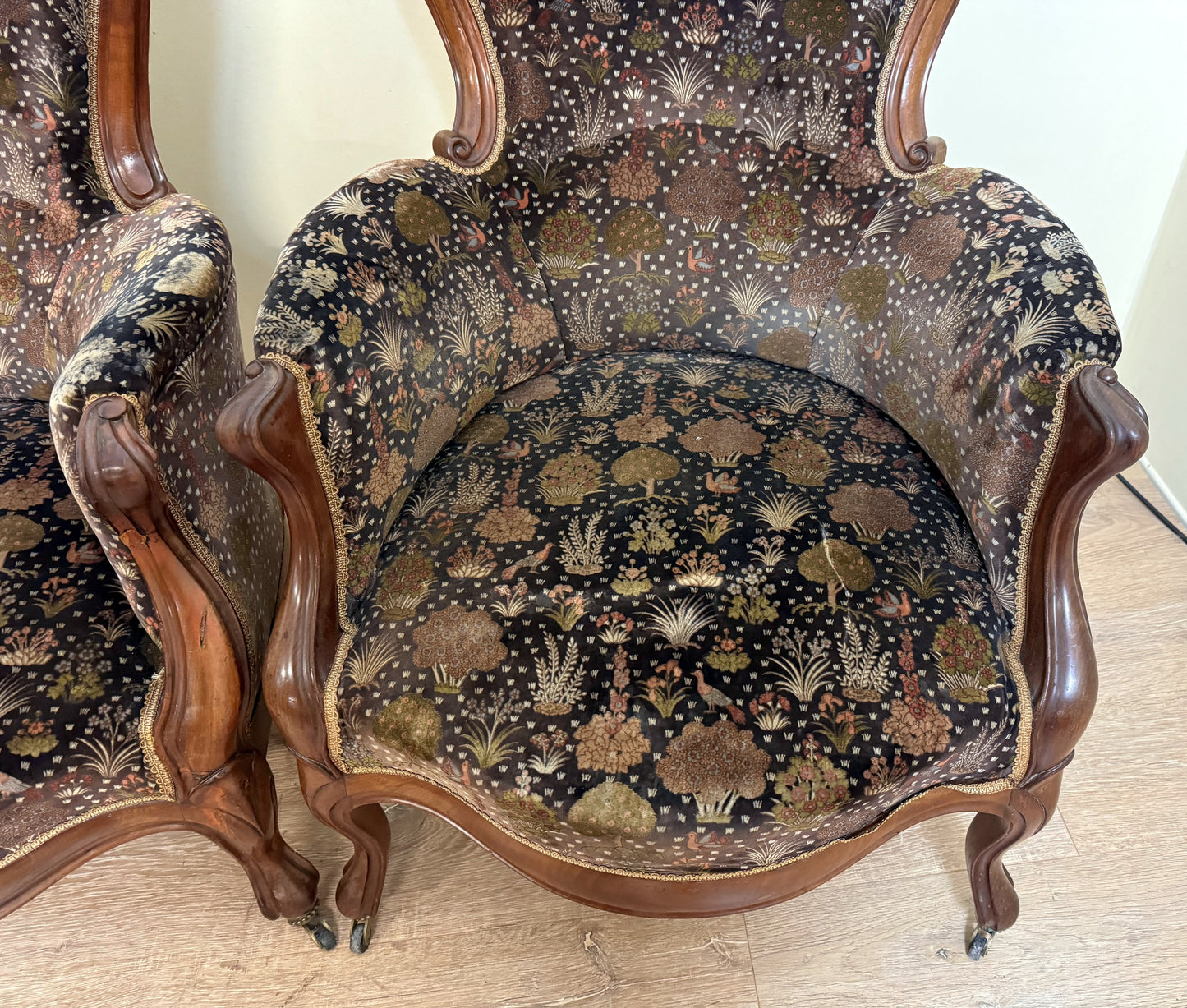 Paire De Bergères Style Louis XV En Noyer vers 1850