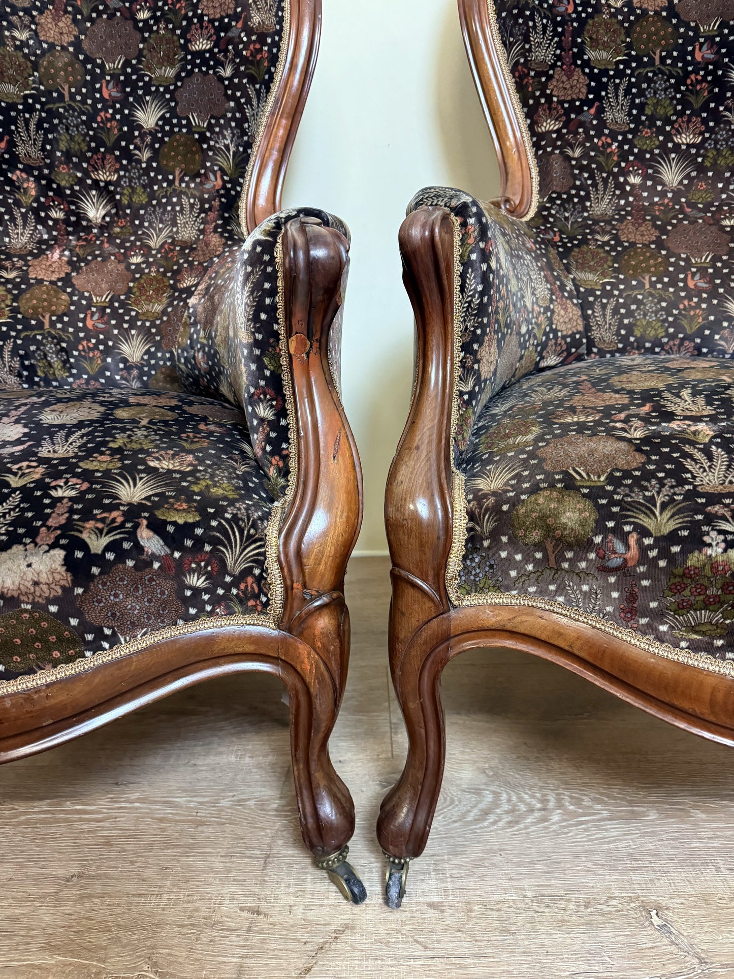 Paire De Bergères Style Louis XV En Noyer vers 1850