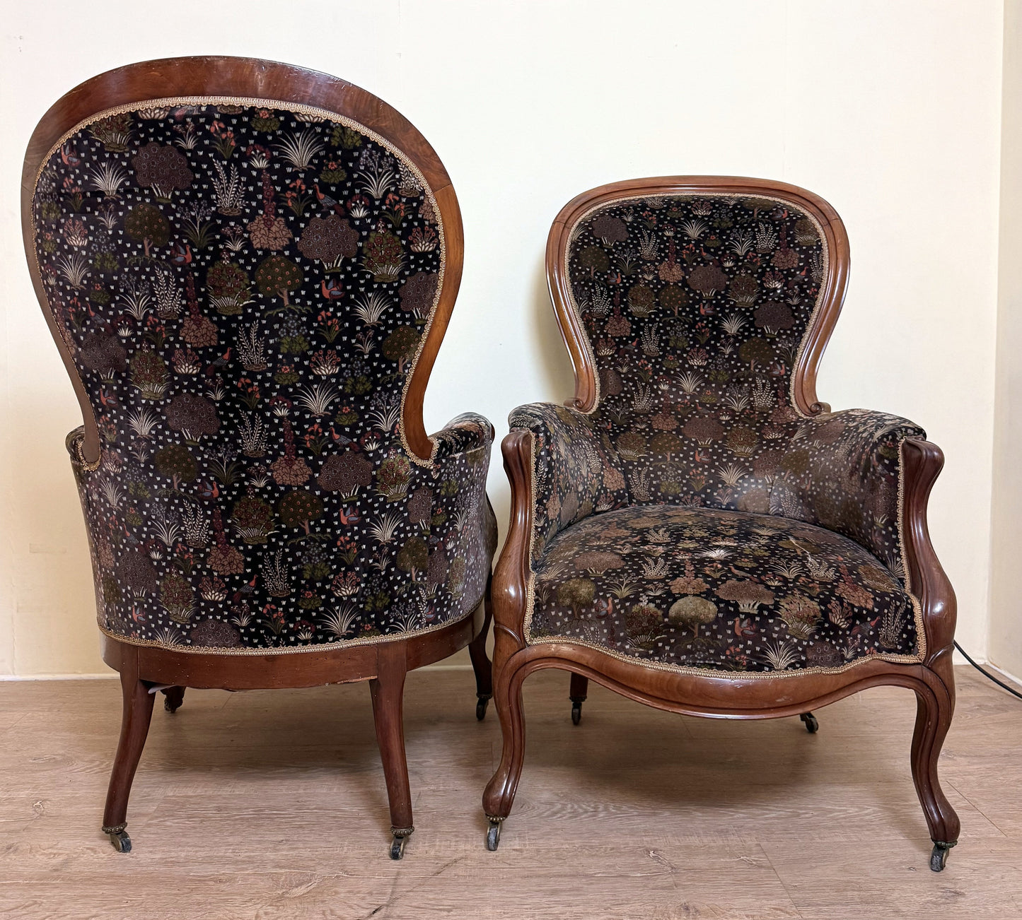 Paire De Bergères Style Louis XV En Noyer vers 1850
